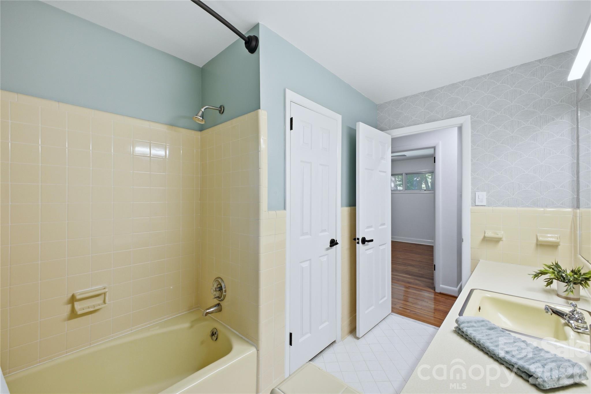 7008 Linda Lake Drive — Charlotte