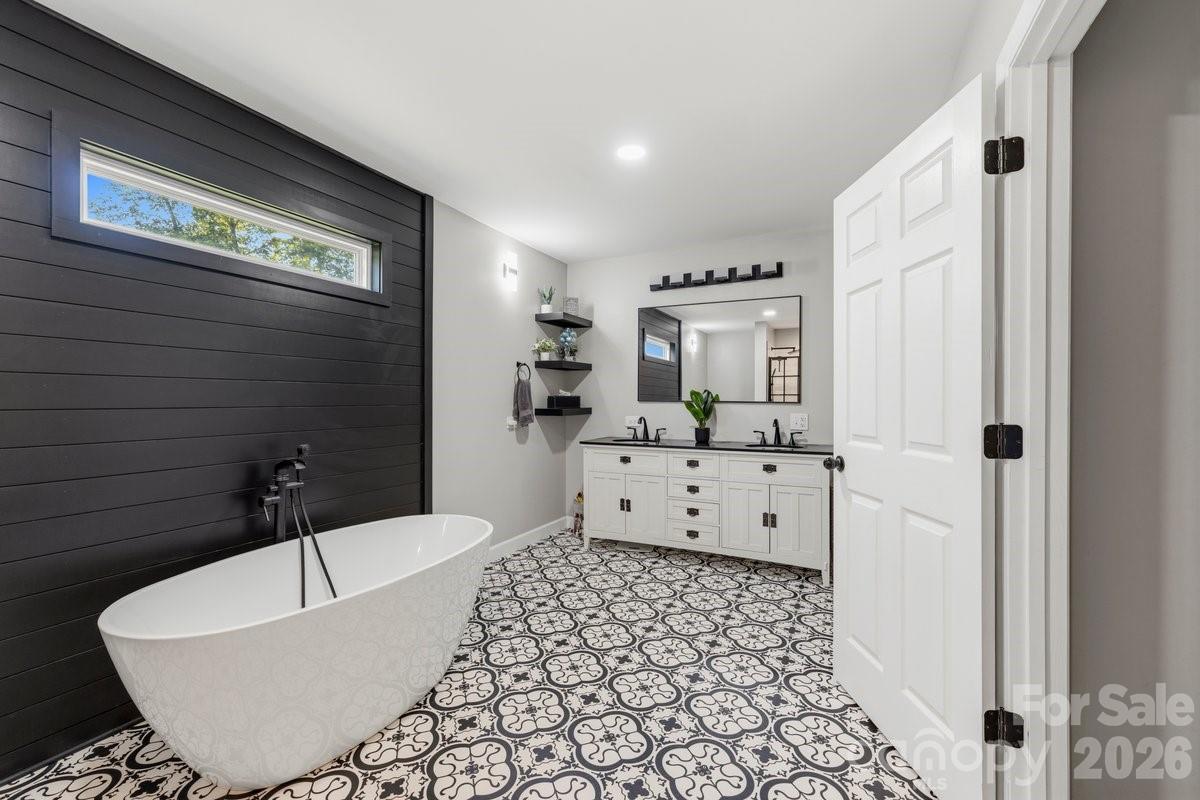 1171 37th Avenue Drive NE — Hickory