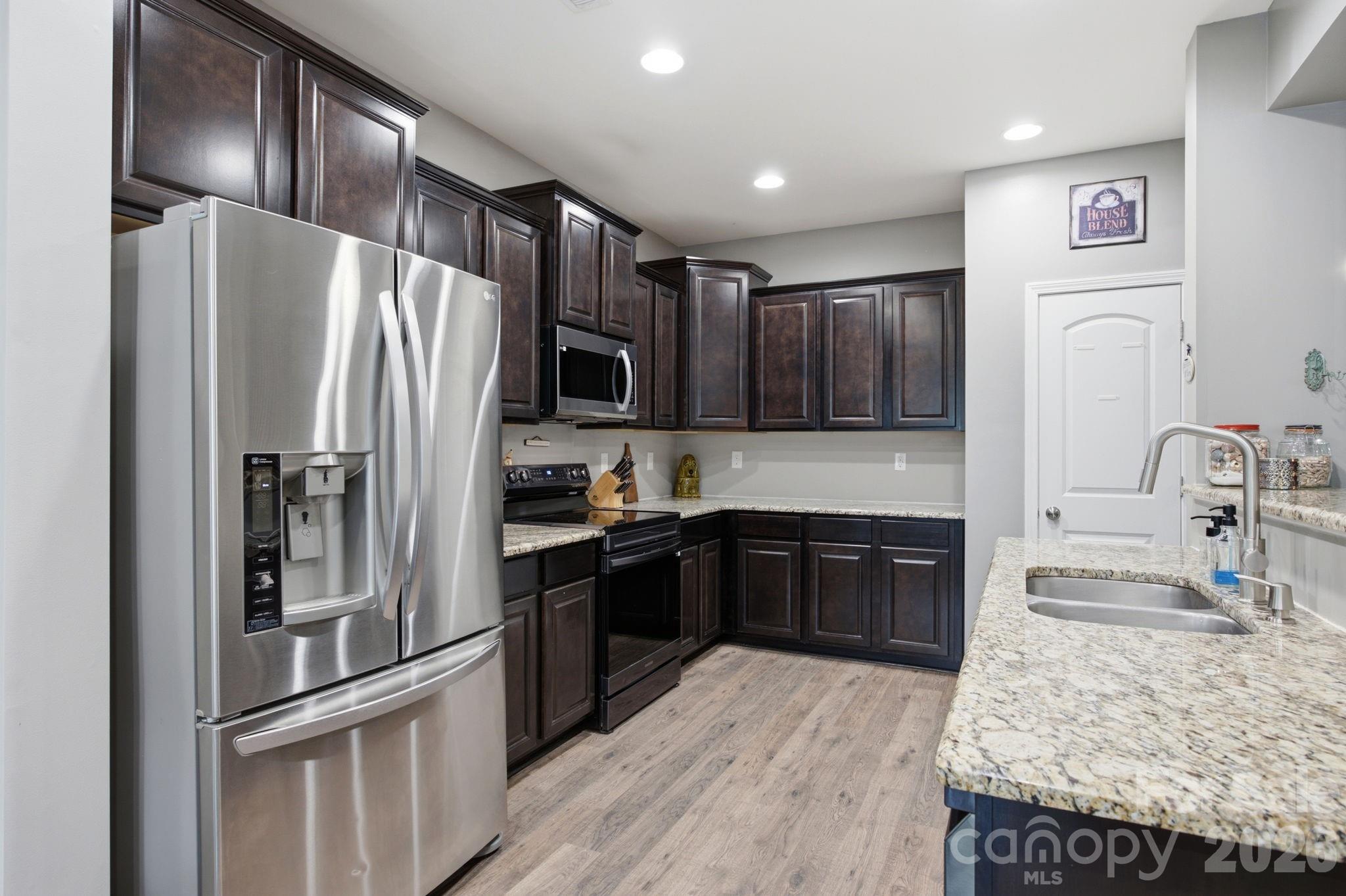 12325 Canal Drive — Huntersville