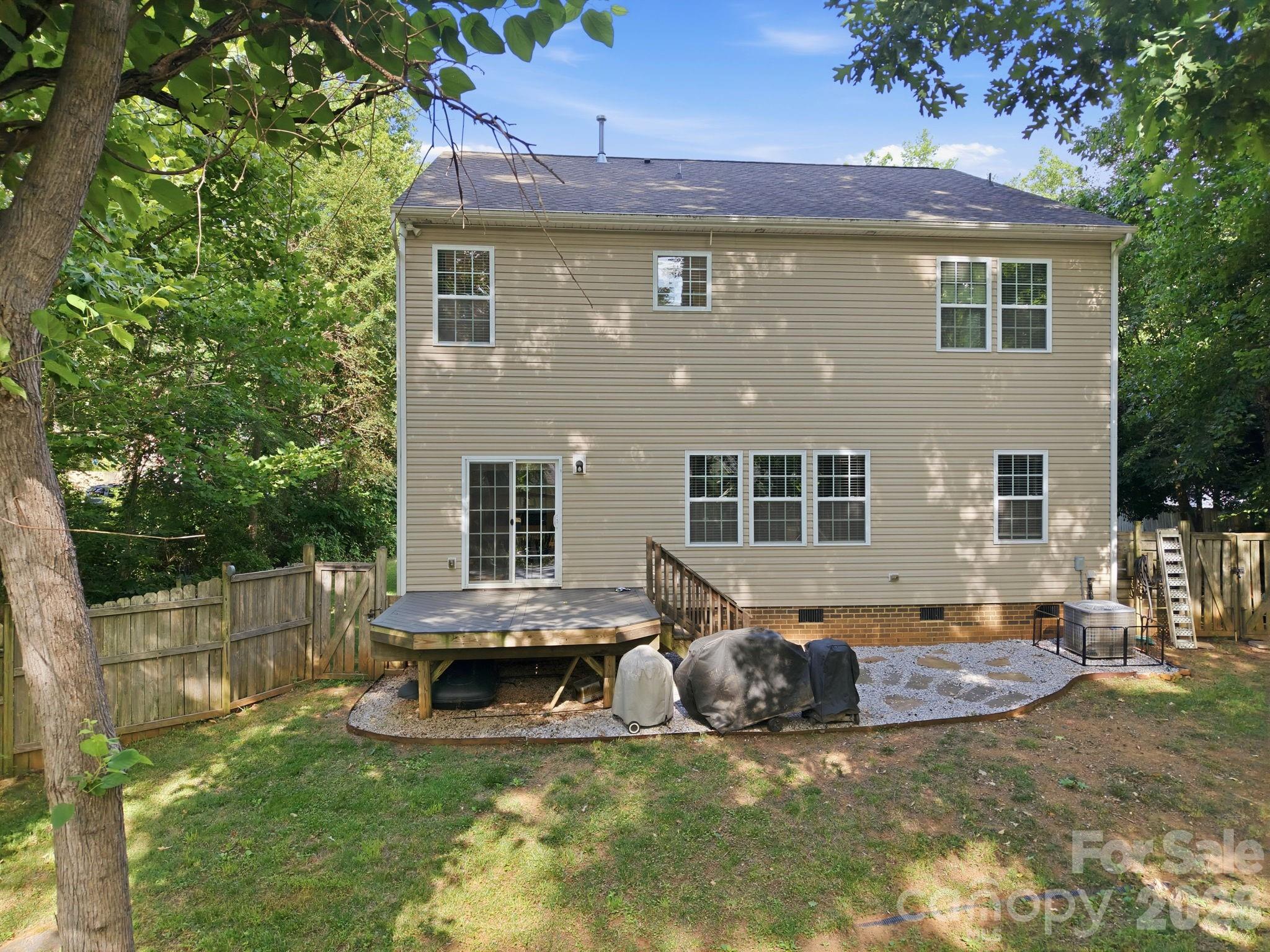 12325 Canal Drive — Huntersville