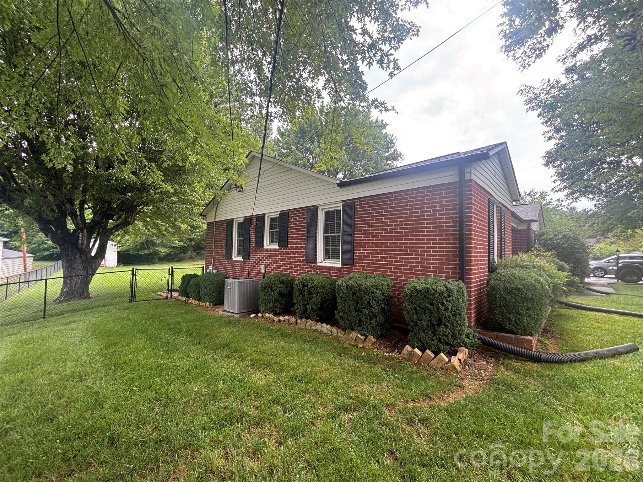 327 Arrowood Street SE — Lenoir
