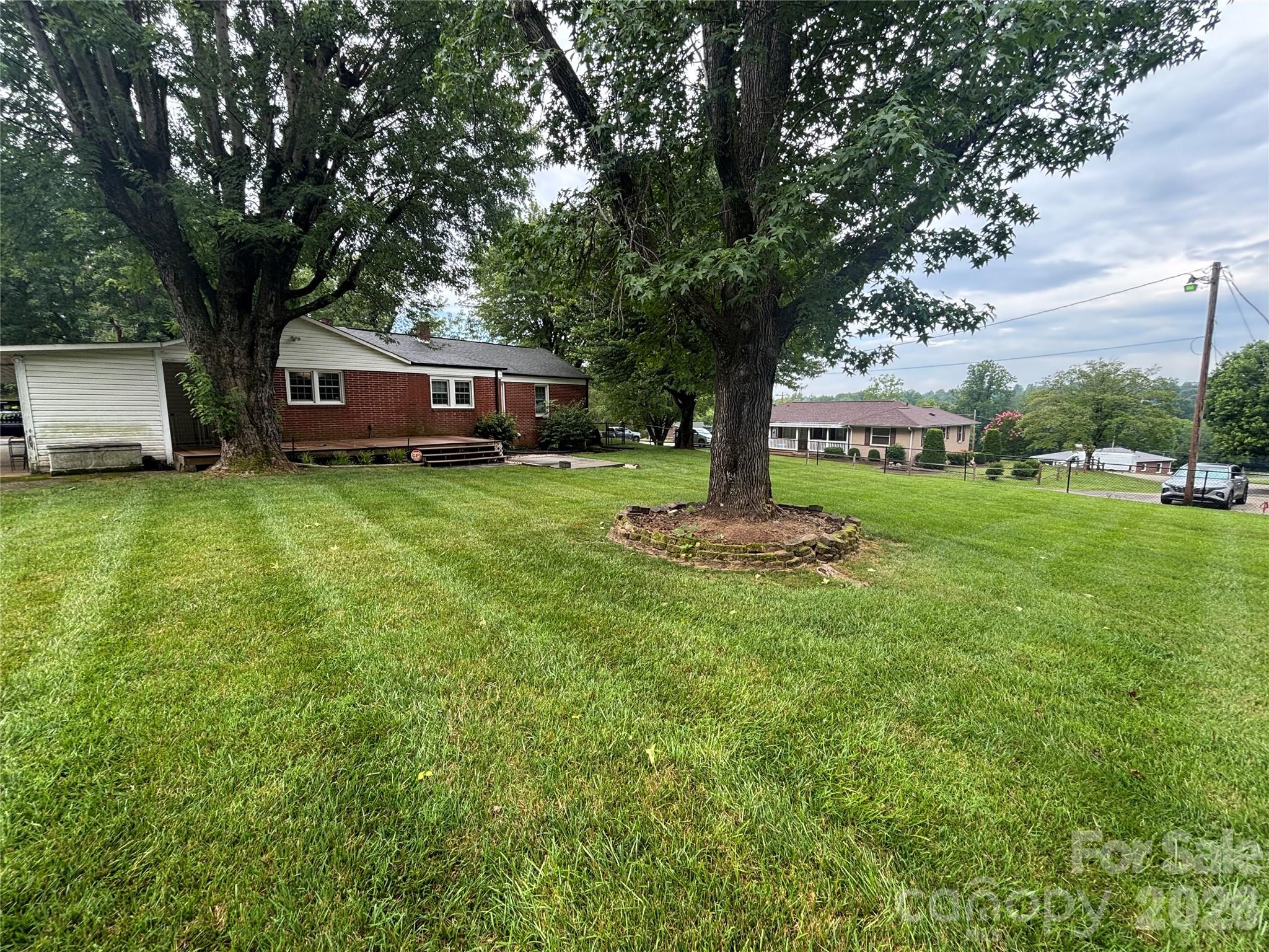 327 Arrowood Street SE — Lenoir