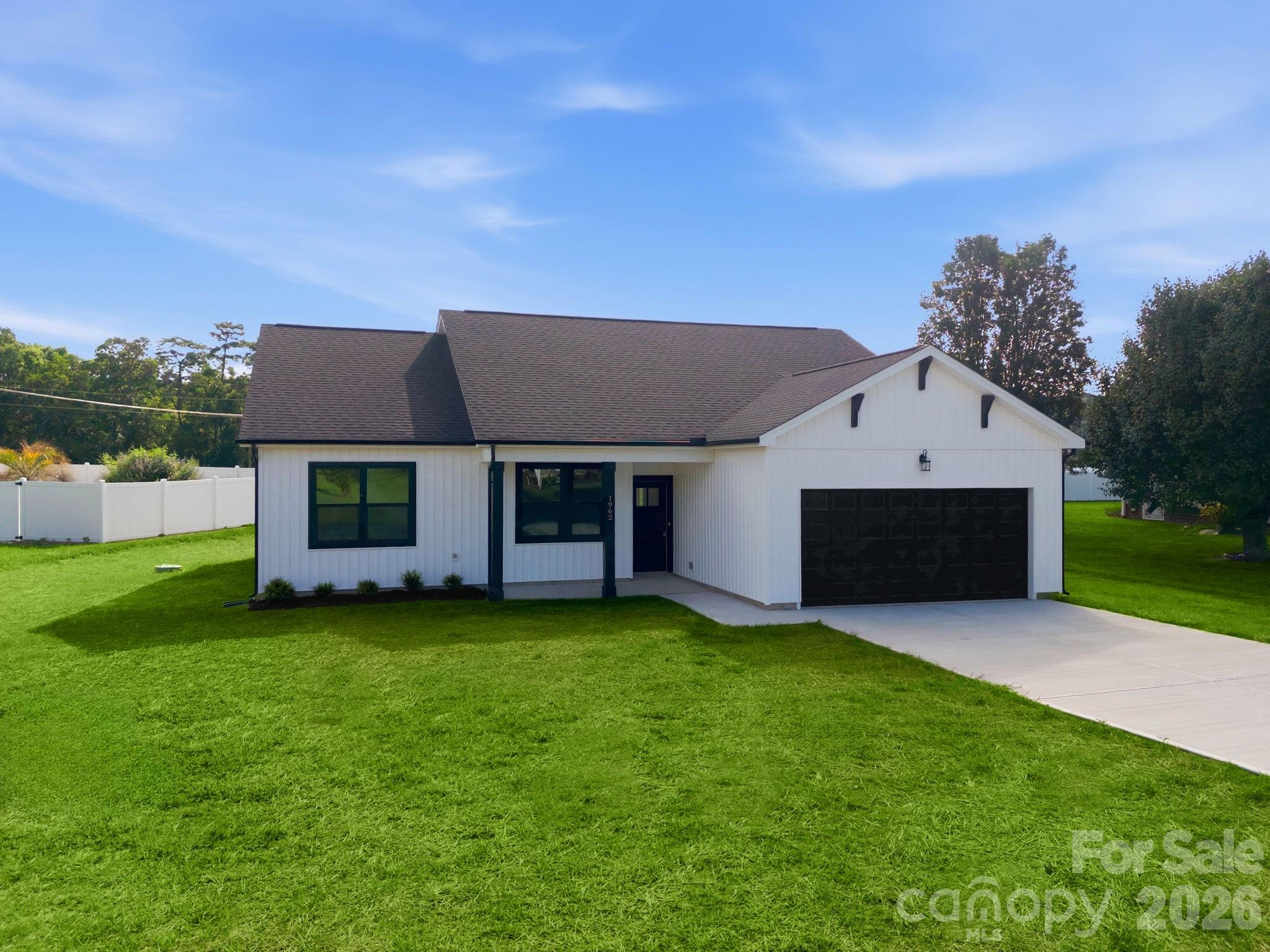 1962 Redwood Drive — Oakboro