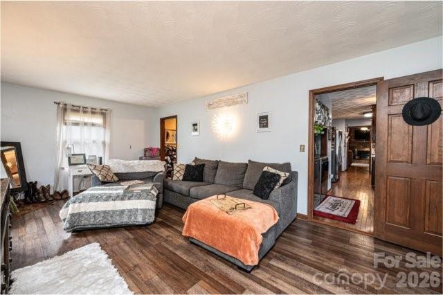 5976 Gold Creek Estate Drive — Hickory