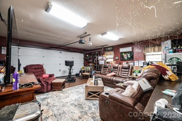 5976 Gold Creek Estate Drive — Hickory