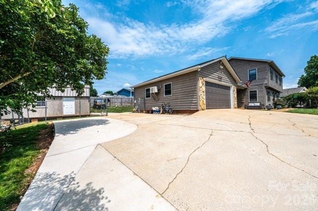 5976 Gold Creek Estate Drive — Hickory