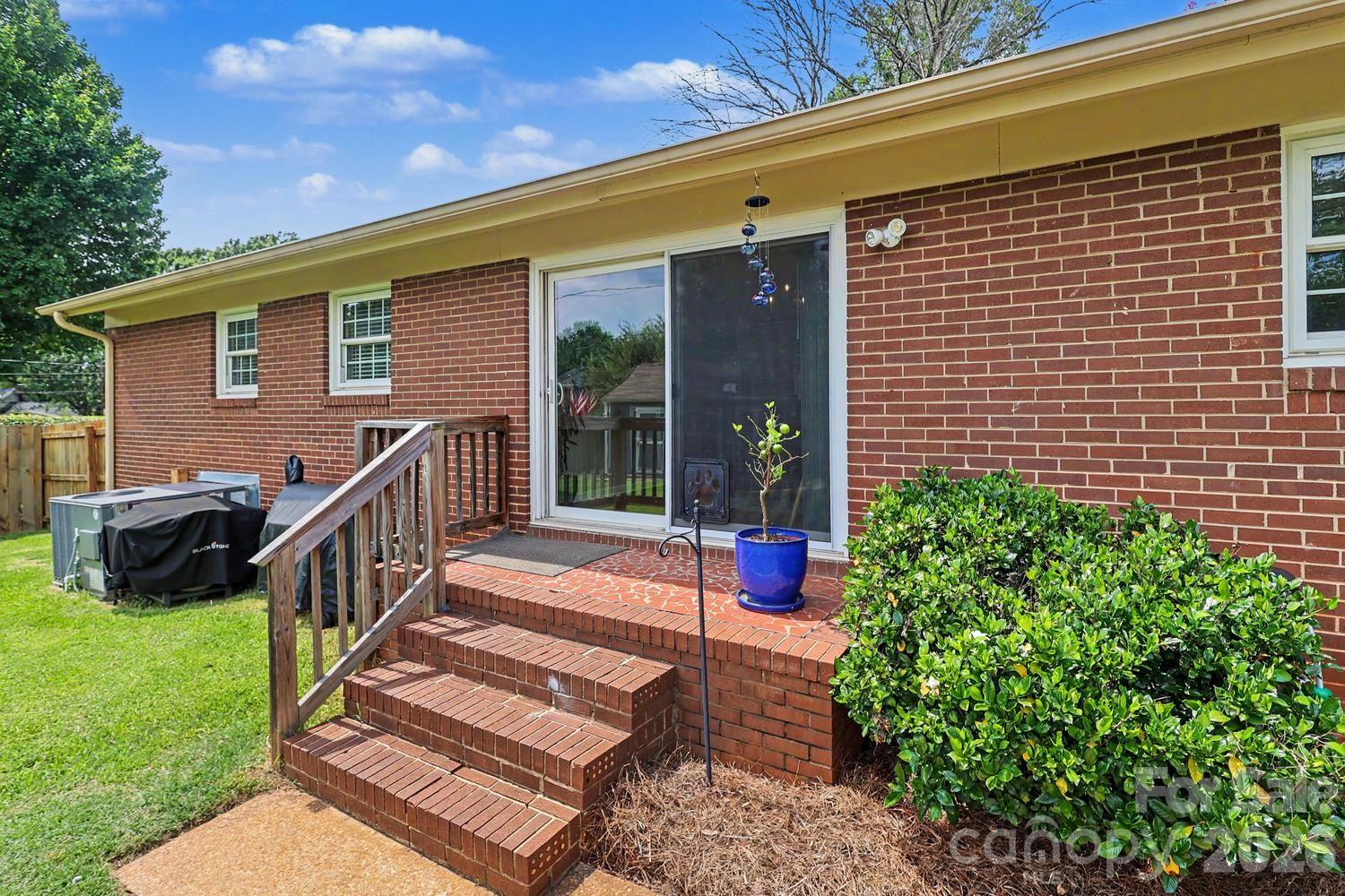 3330 Woodleaf Road — Charlotte