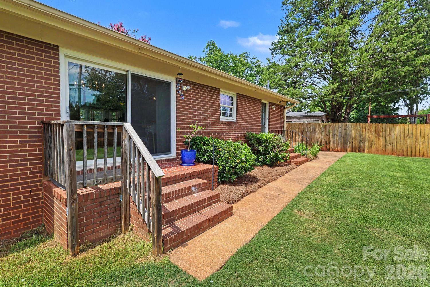 3330 Woodleaf Road — Charlotte