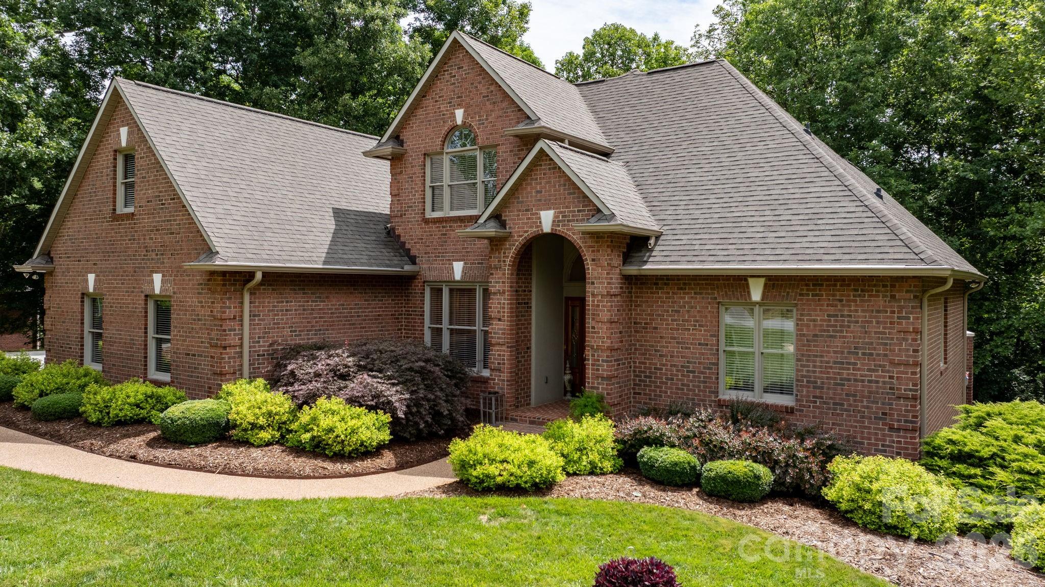 106 Oakland Court NE #9 & 10 — Valdese
