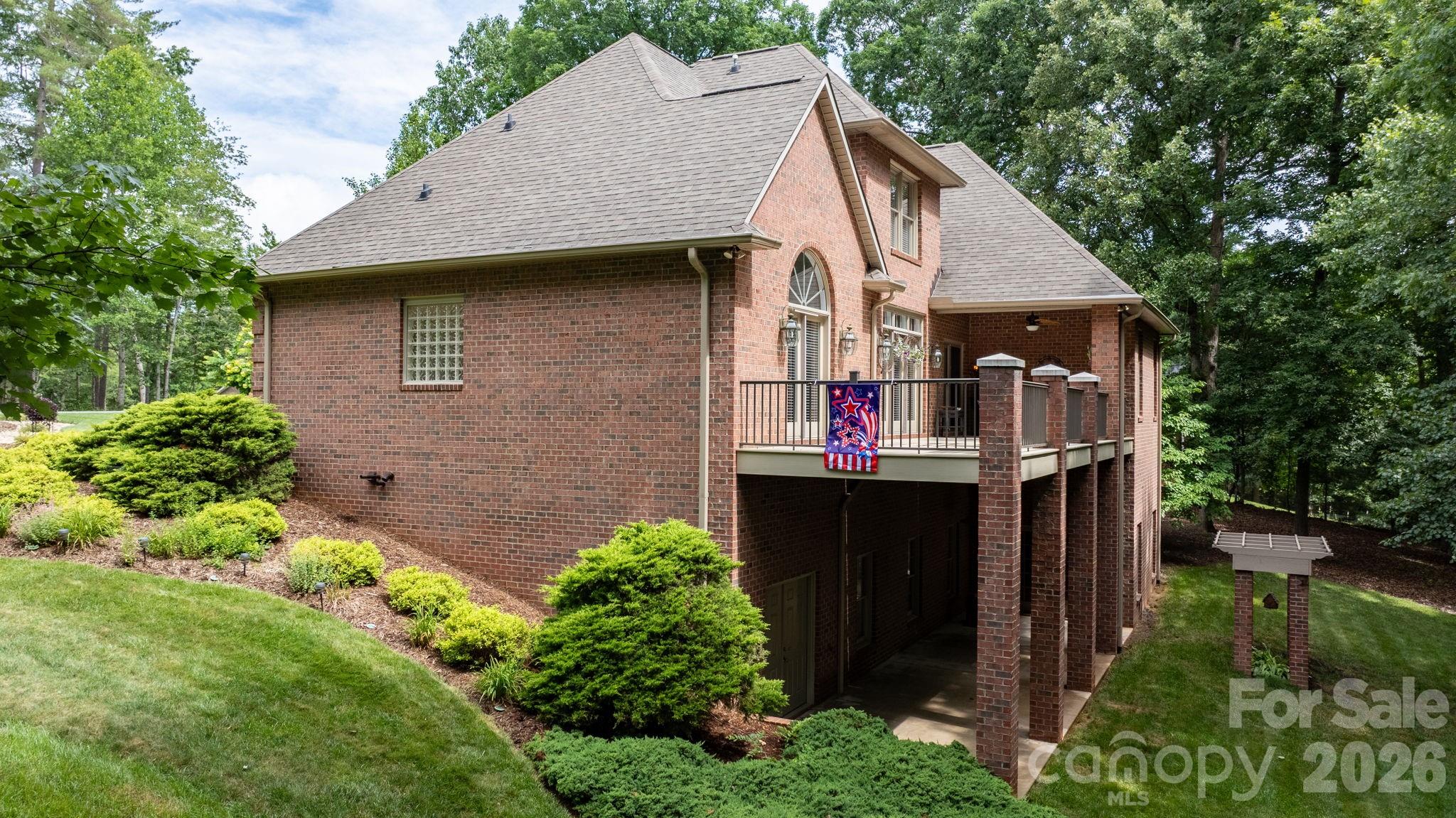 106 Oakland Court NE #9 & 10 — Valdese