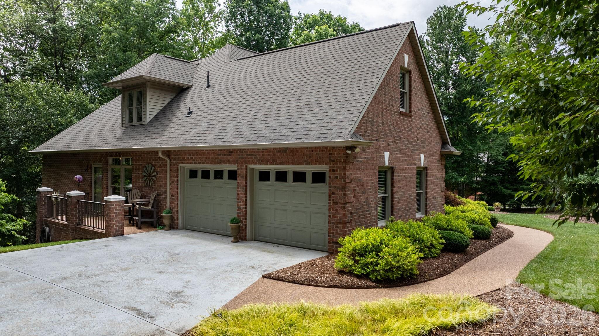 106 Oakland Court NE #9 & 10 — Valdese