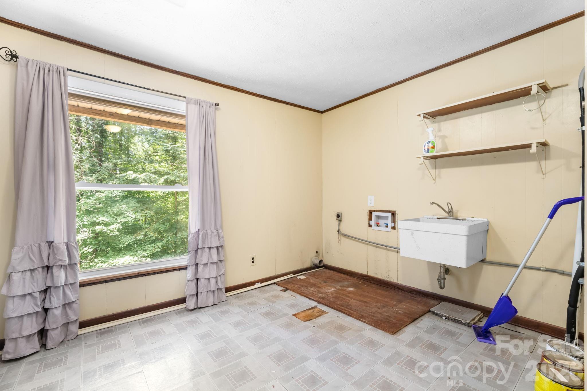 828 Manchester Street SW — Lenoir
