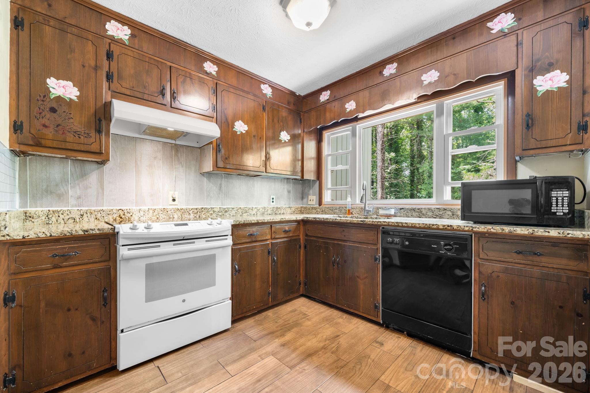 828 Manchester Street SW — Lenoir