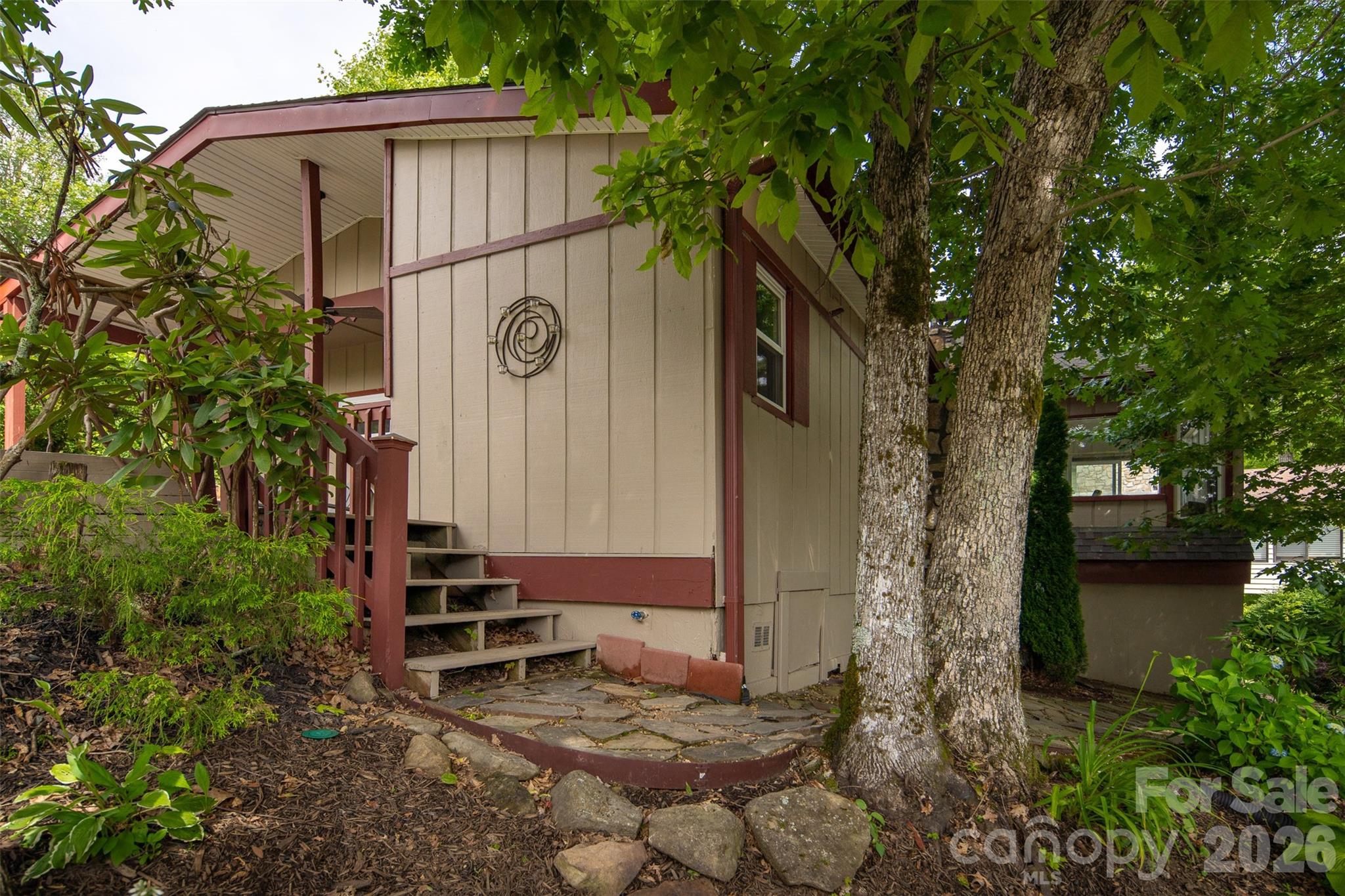 335 Snowshoe Loop — Newland