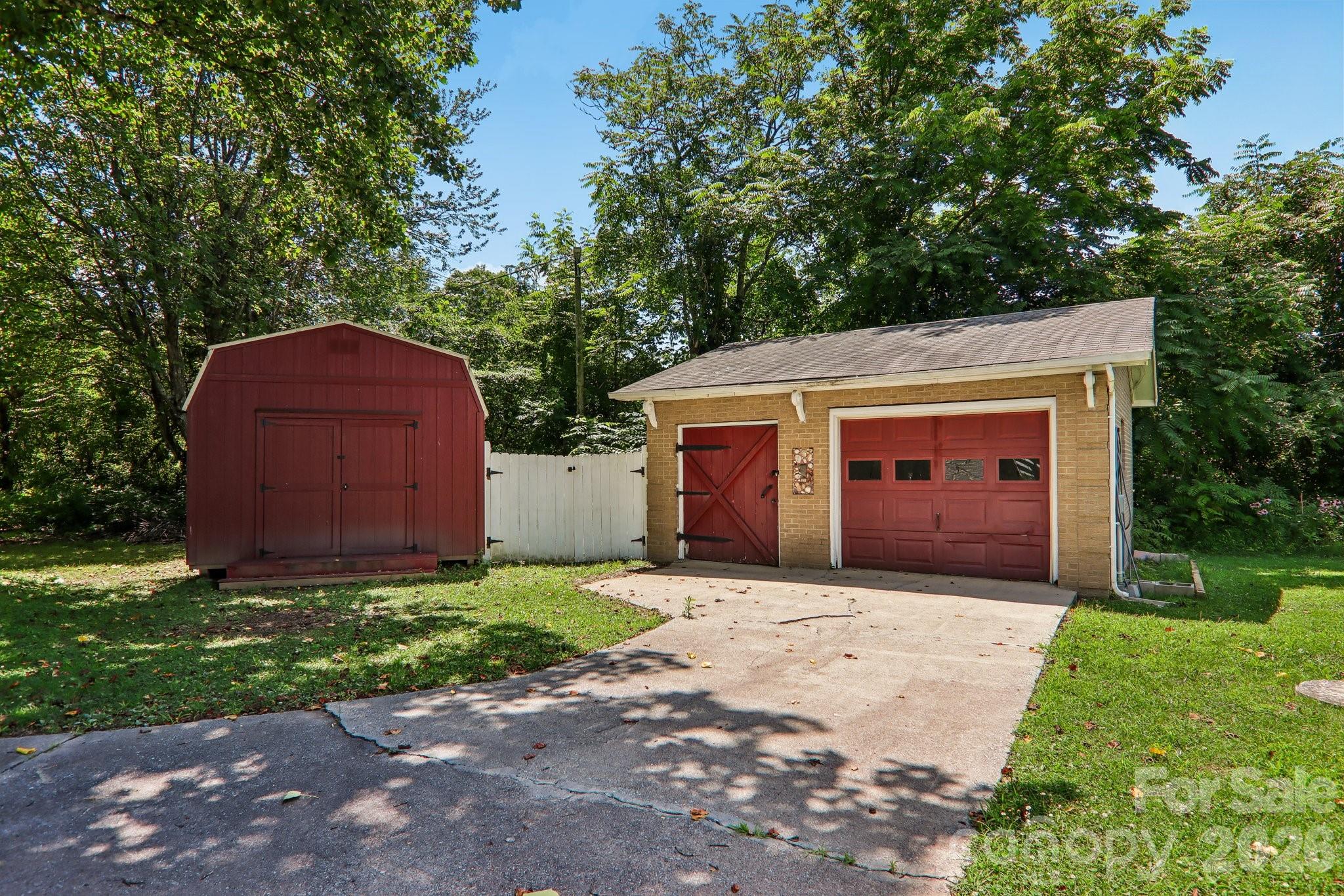 1153 Airport Road — Flat Rock