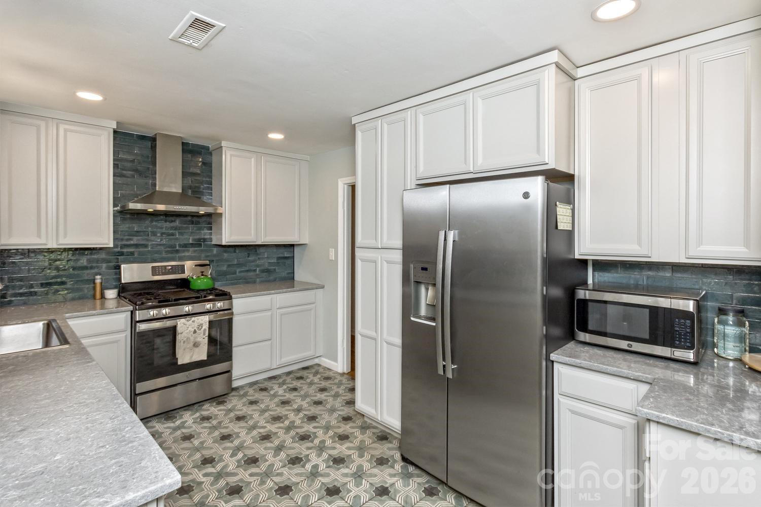 17 Rhododendron Place — Asheville