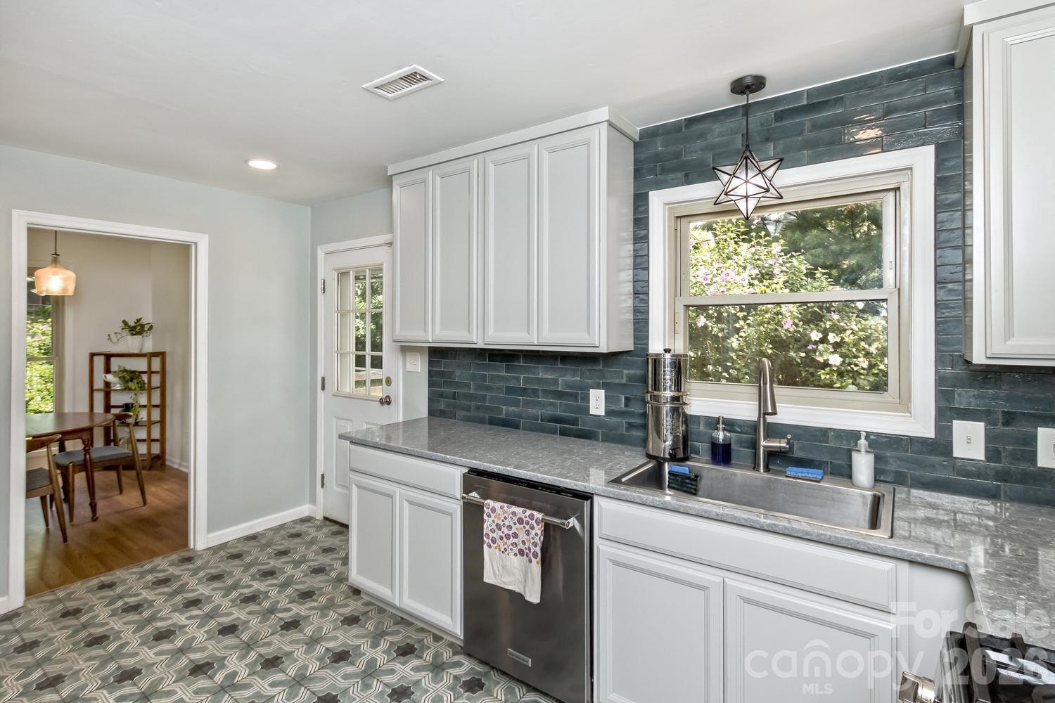 17 Rhododendron Place — Asheville
