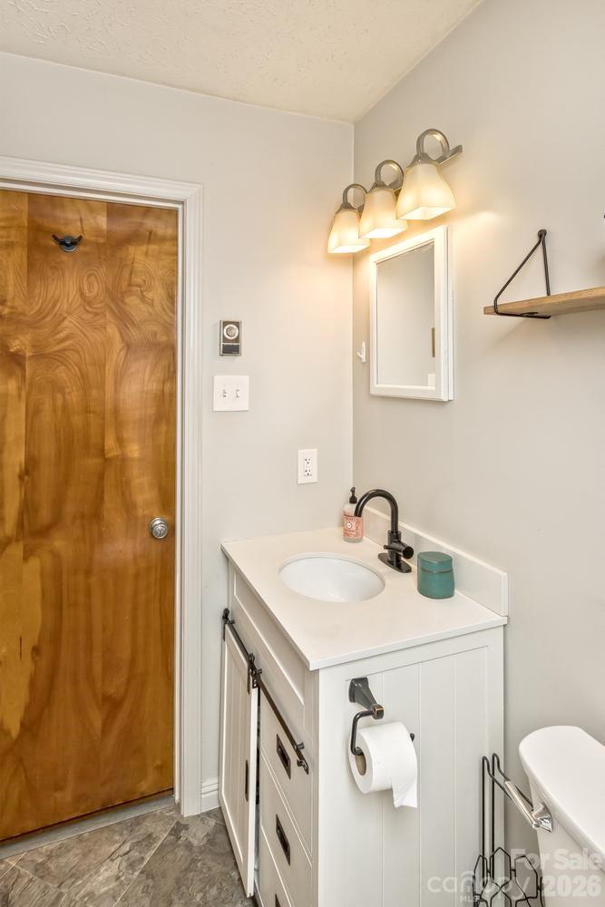 17 Rhododendron Place — Asheville