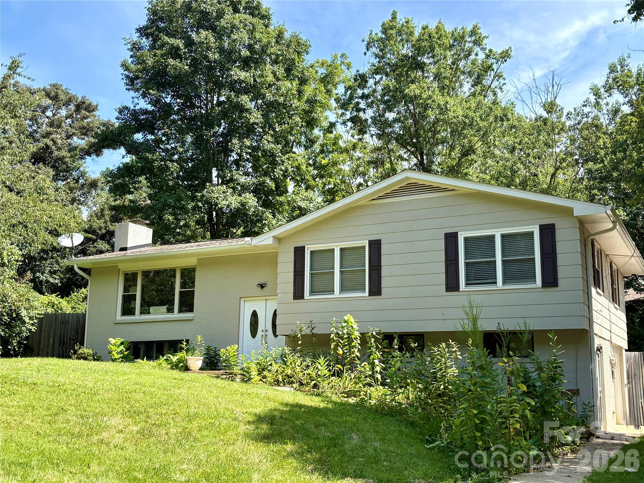 17 Rhododendron Place — Asheville