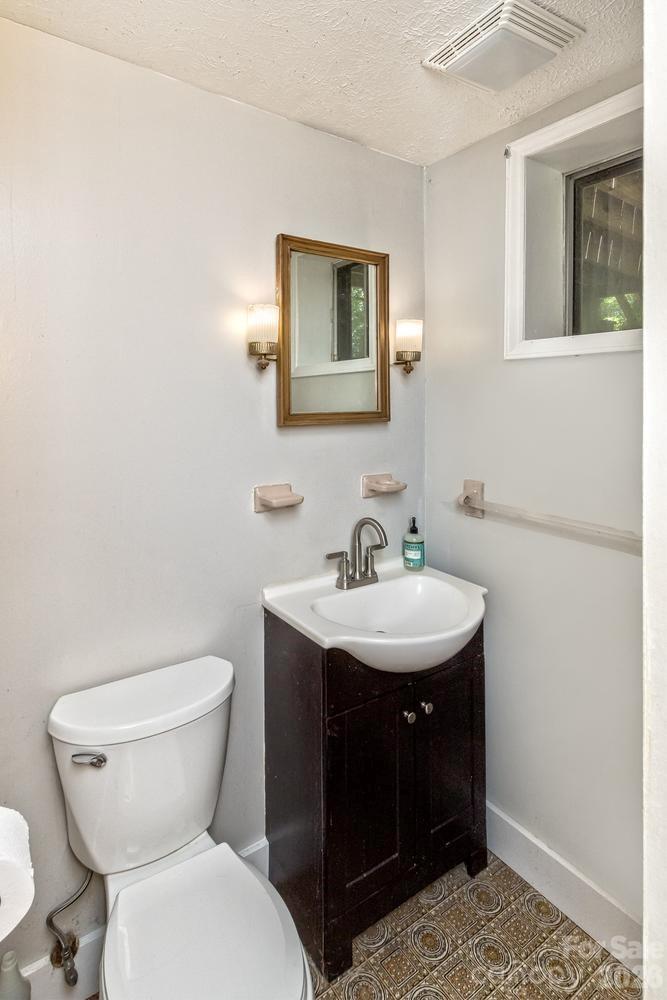 17 Rhododendron Place — Asheville
