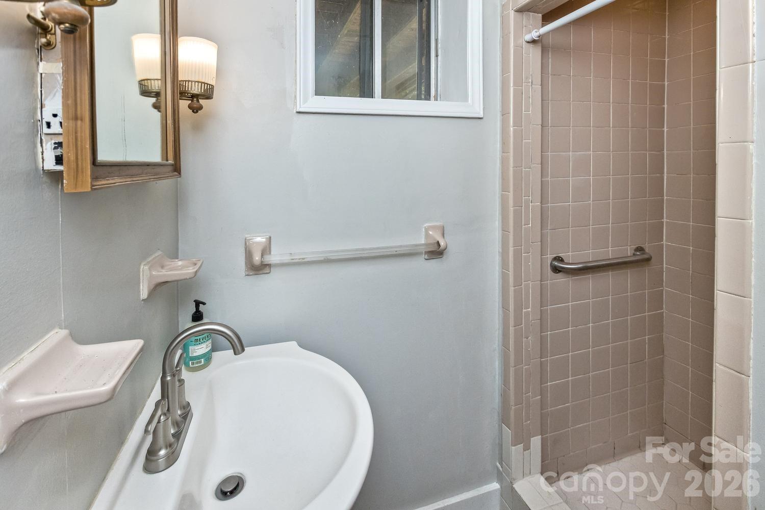 17 Rhododendron Place — Asheville