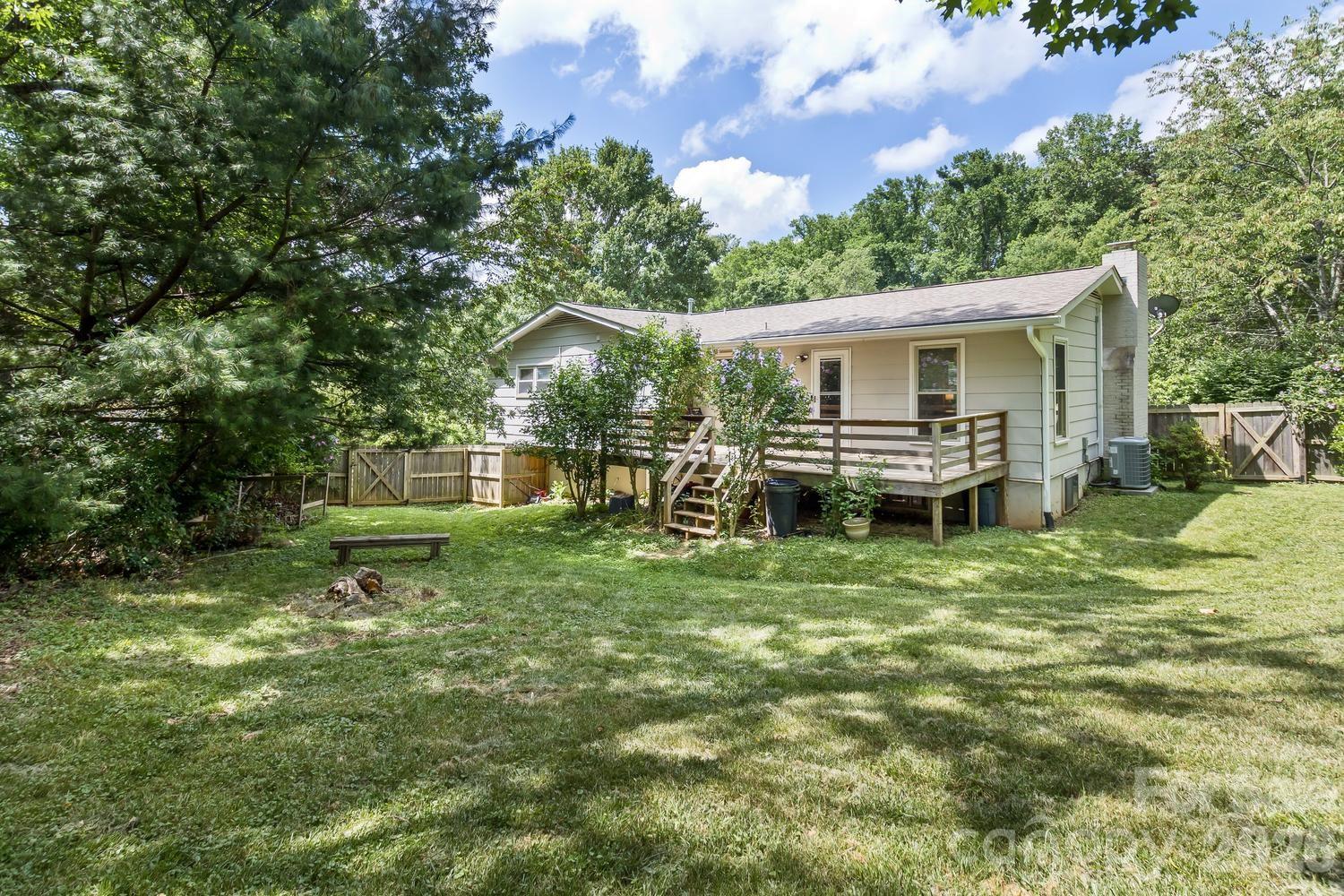 17 Rhododendron Place — Asheville