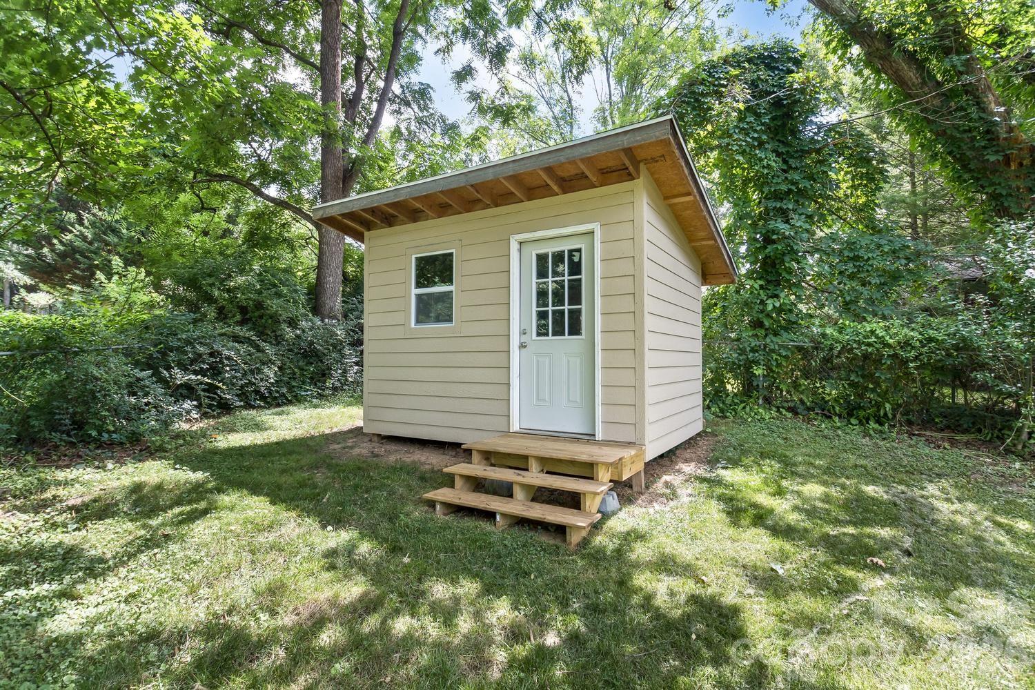 17 Rhododendron Place — Asheville