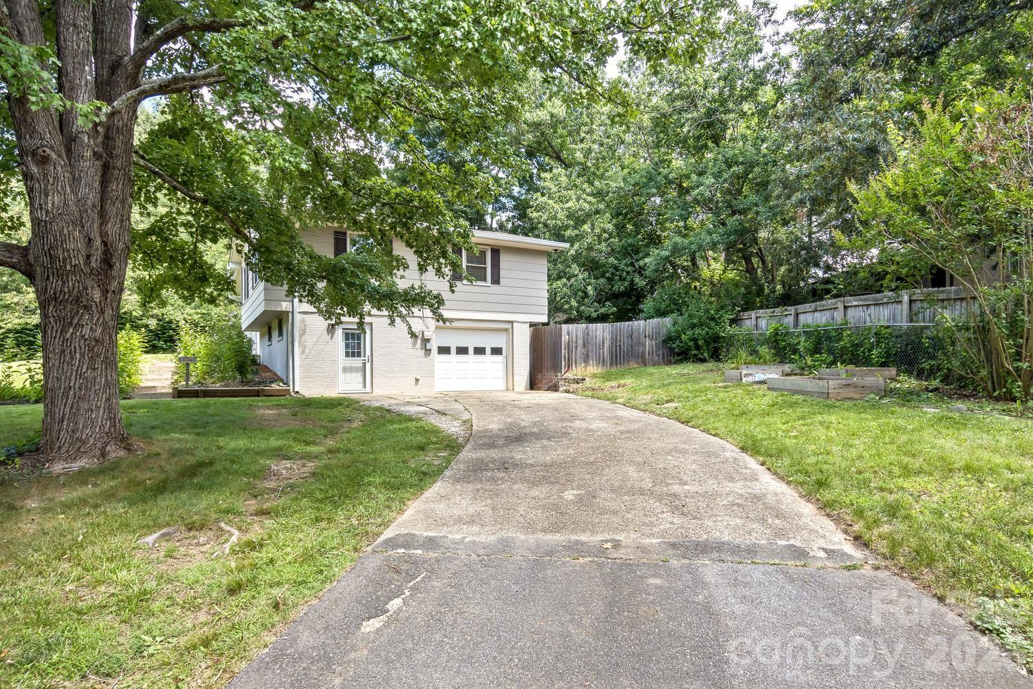 17 Rhododendron Place — Asheville