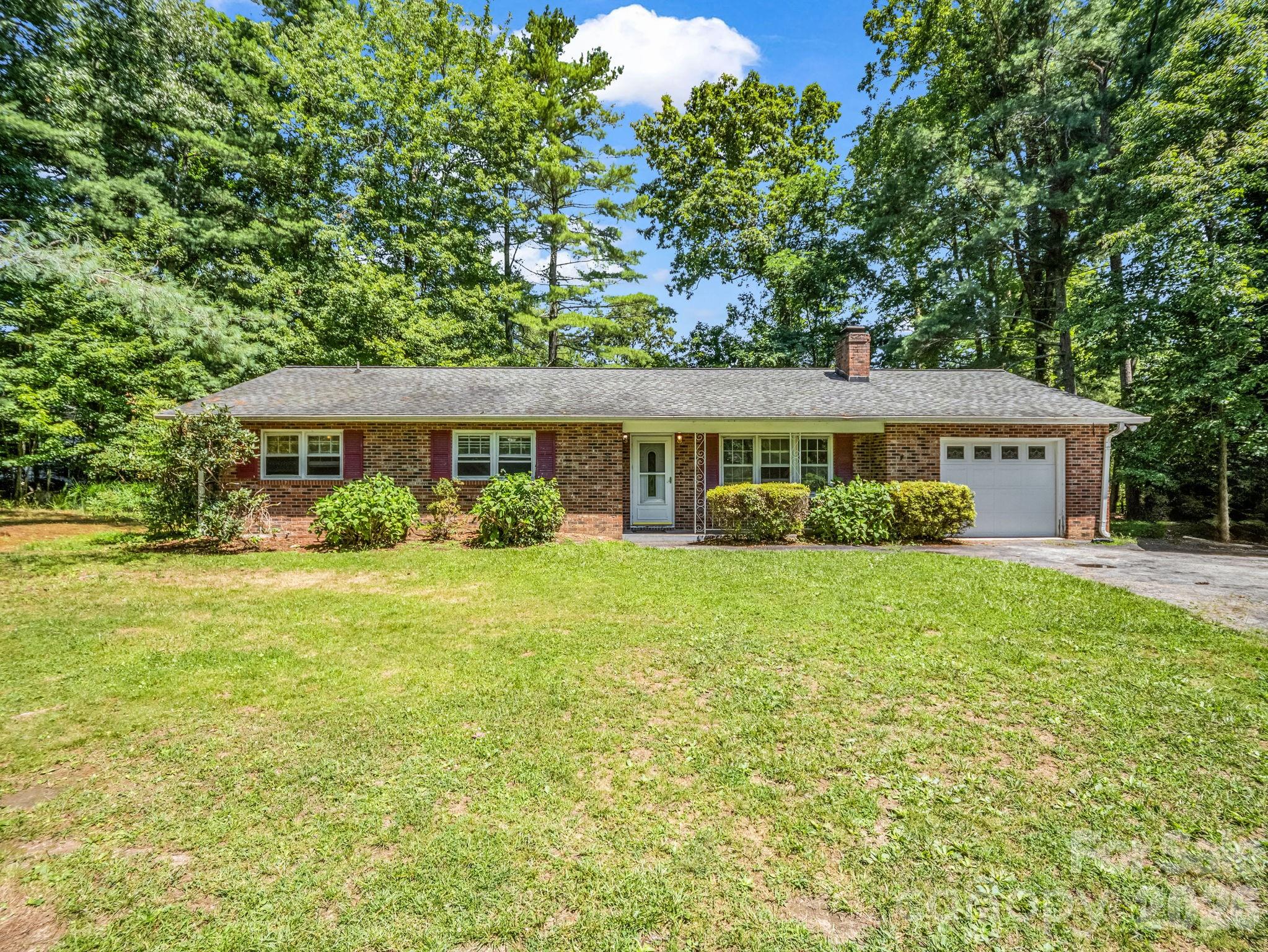 926 Toxaway Court — Hendersonville