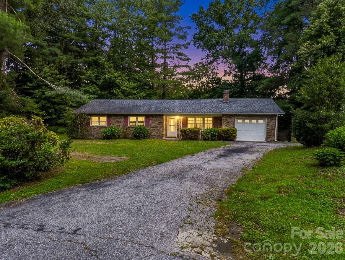 926 Toxaway Court — Hendersonville