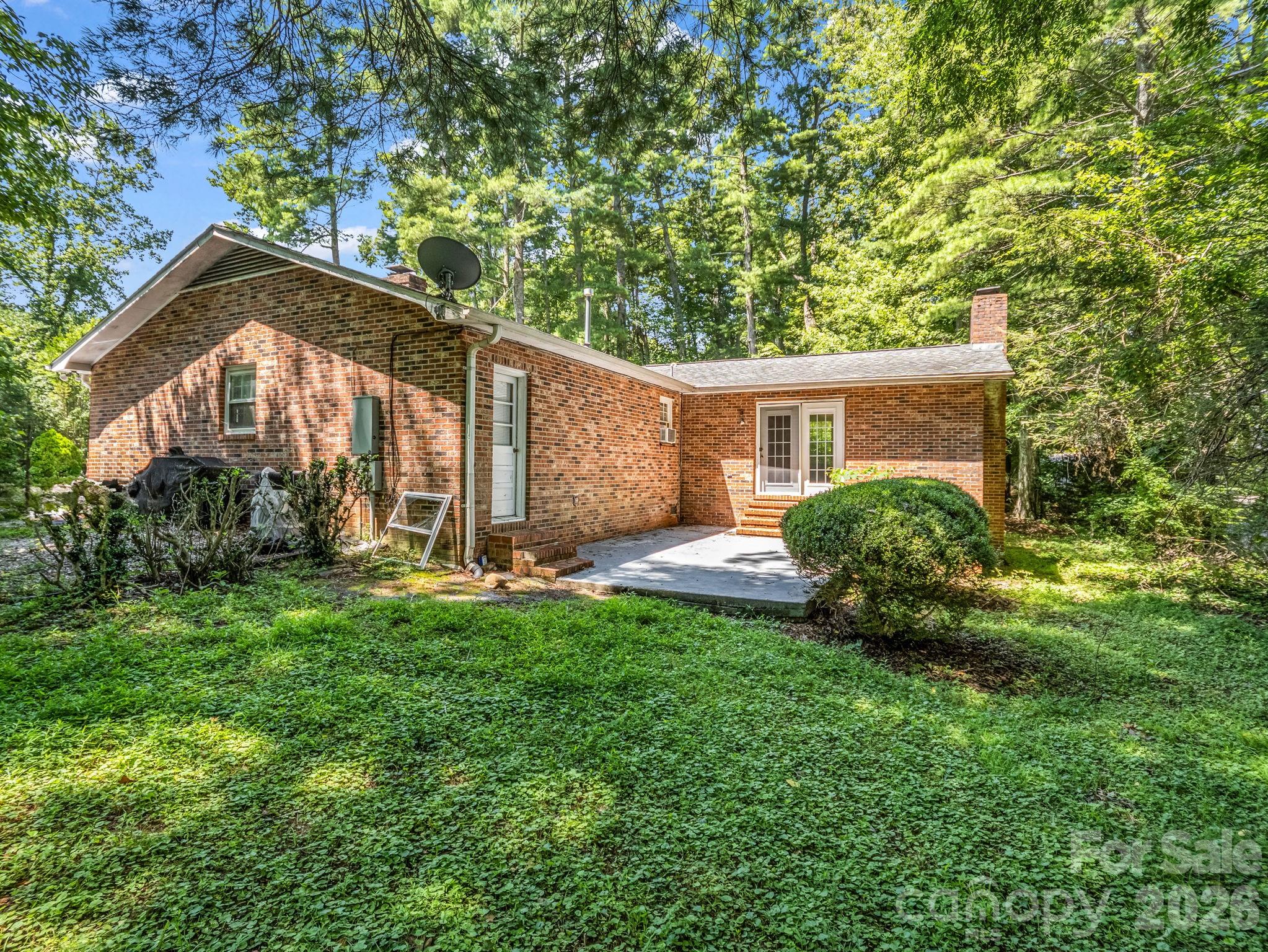 926 Toxaway Court — Hendersonville