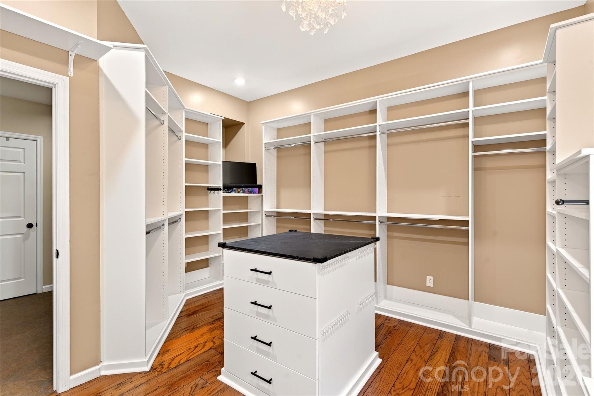 831 Lake Club Drive — Nebo