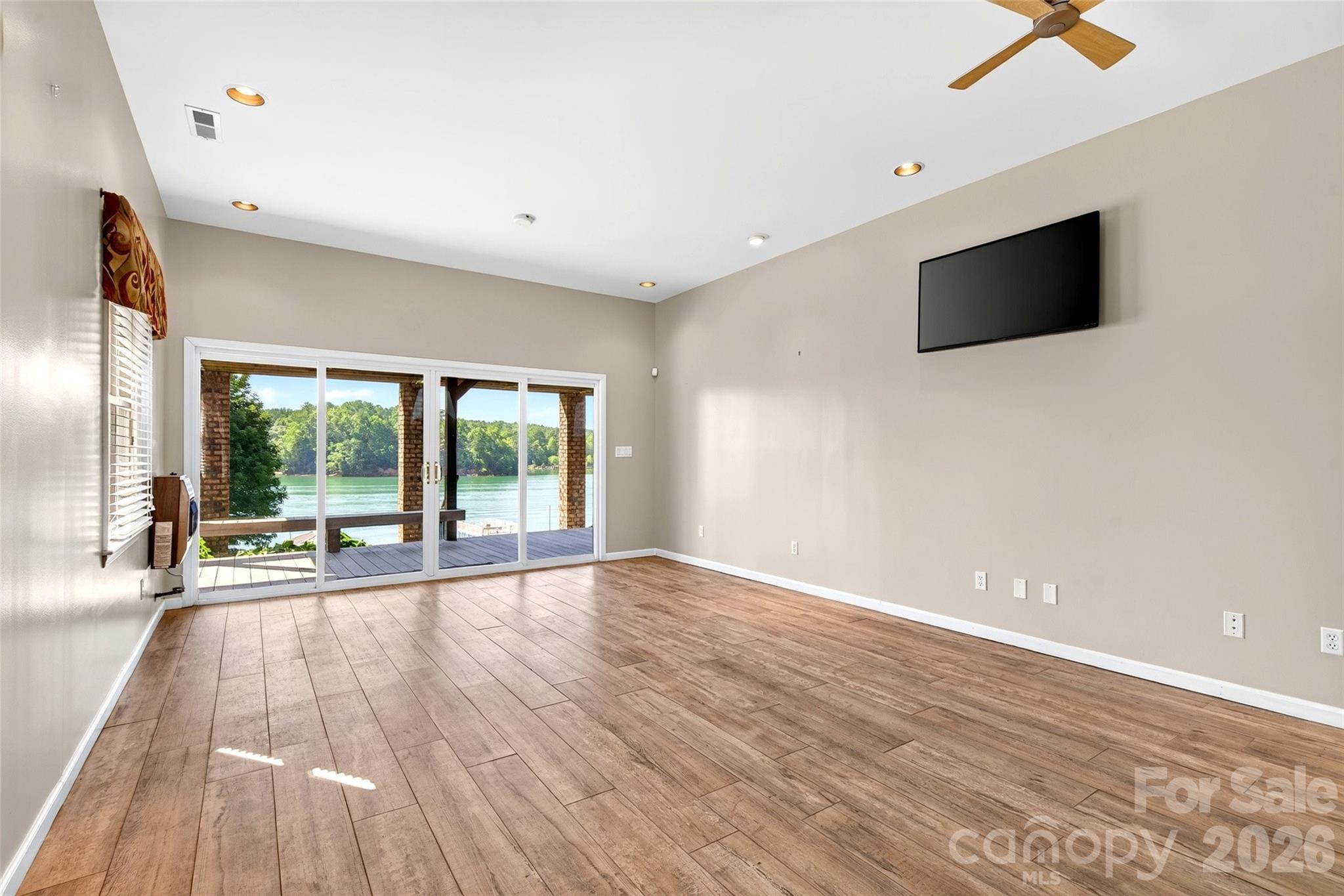 831 Lake Club Drive — Nebo