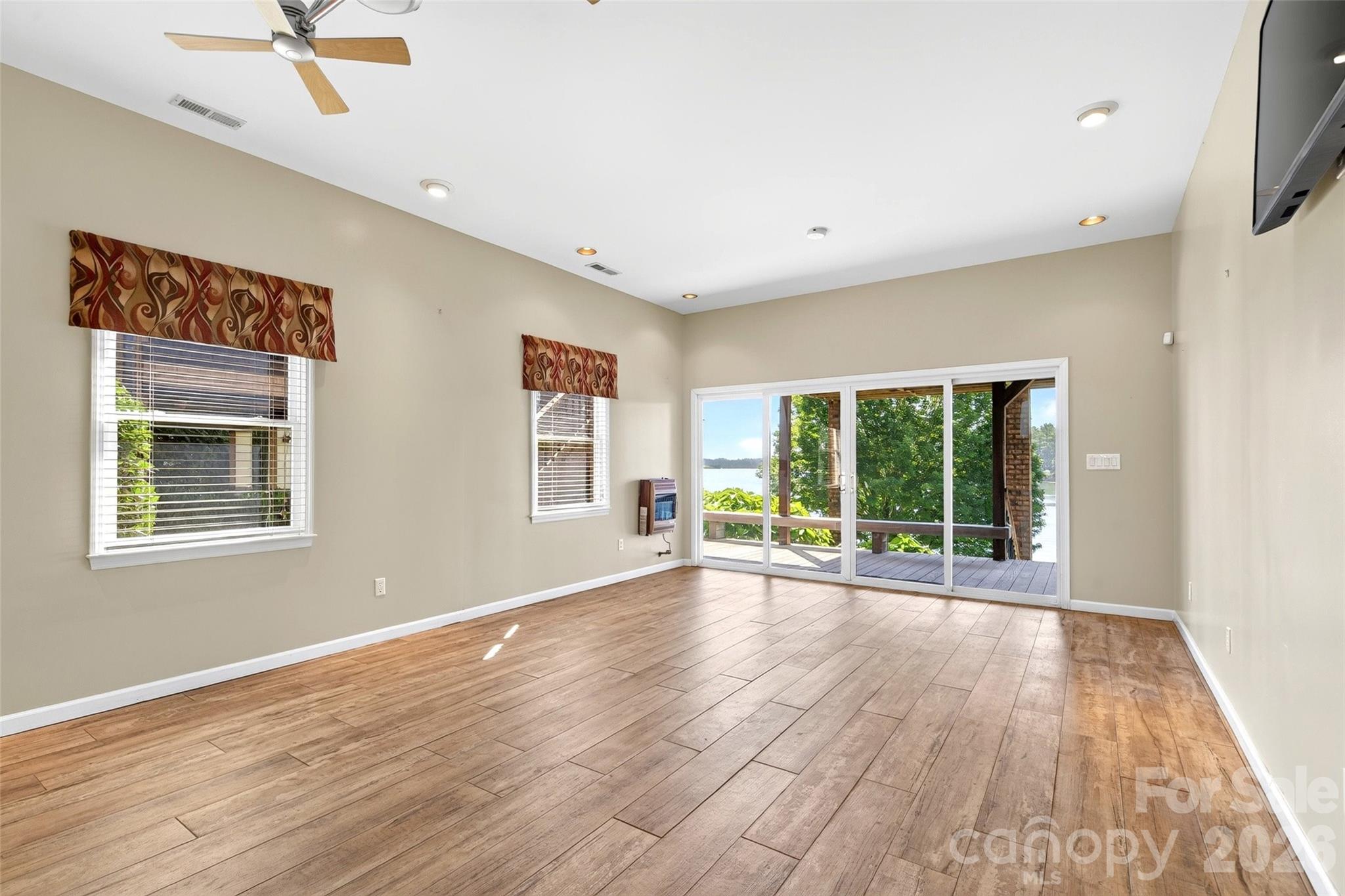 831 Lake Club Drive — Nebo