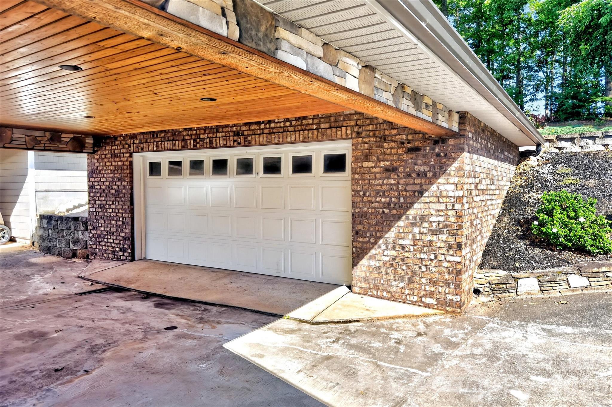 831 Lake Club Drive — Nebo