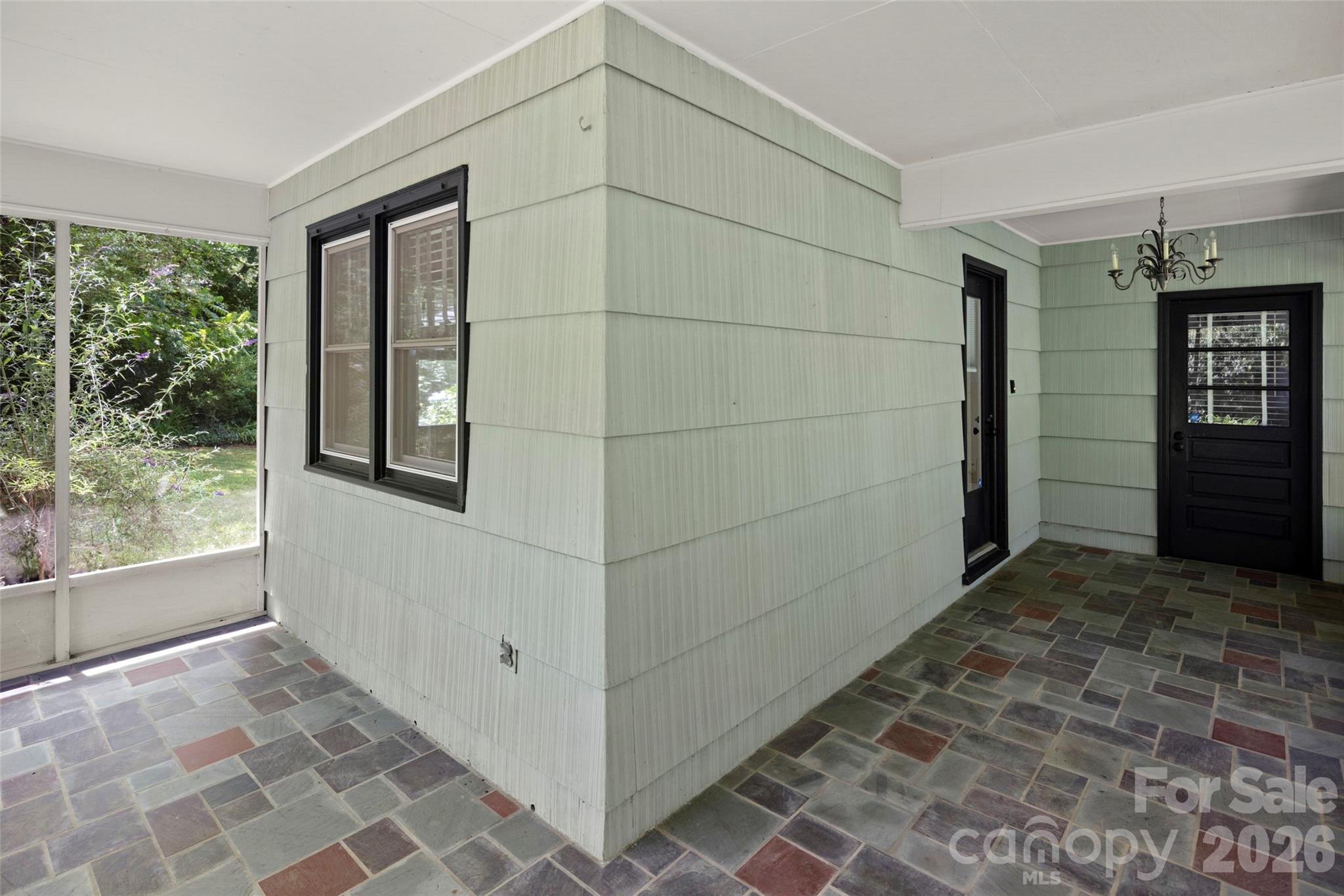 1212 Oakland Street — Hendersonville