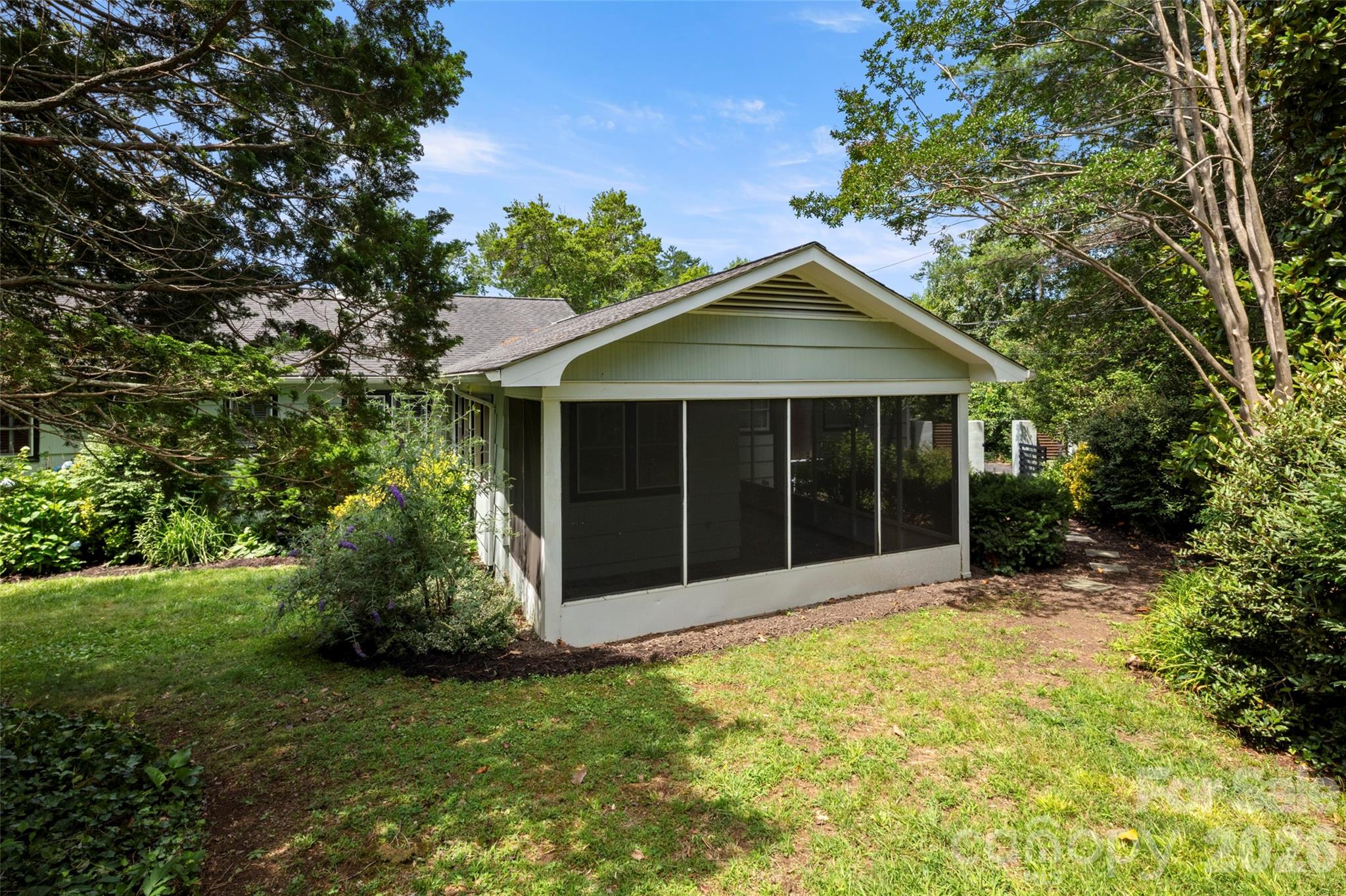 1212 Oakland Street — Hendersonville