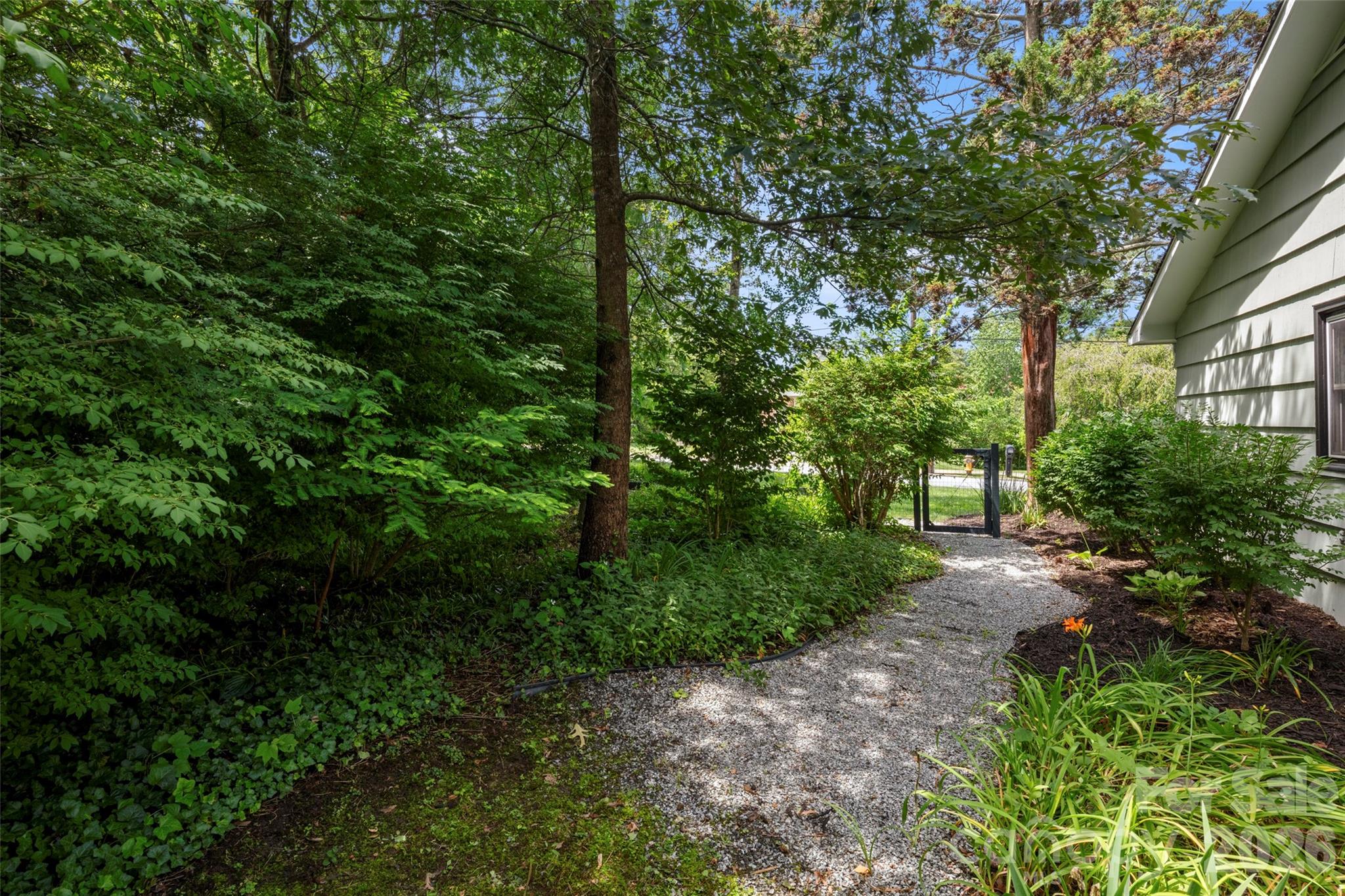 1212 Oakland Street — Hendersonville