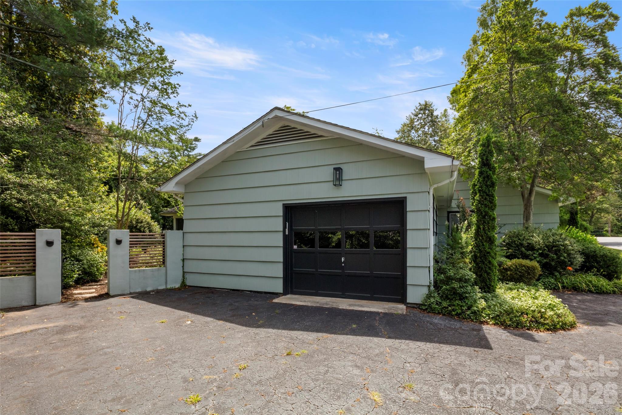 1212 Oakland Street — Hendersonville