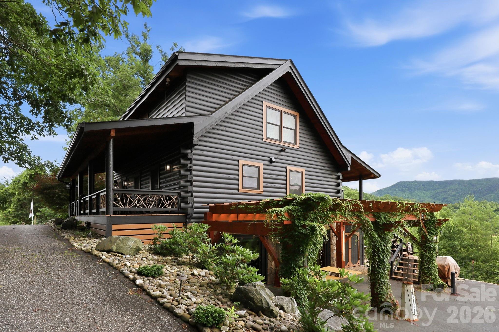 206 Hamlet Drive — Burnsville