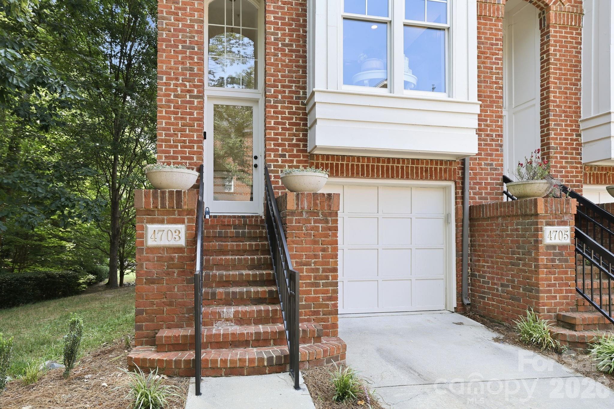 4703 S Hill View Drive — Charlotte