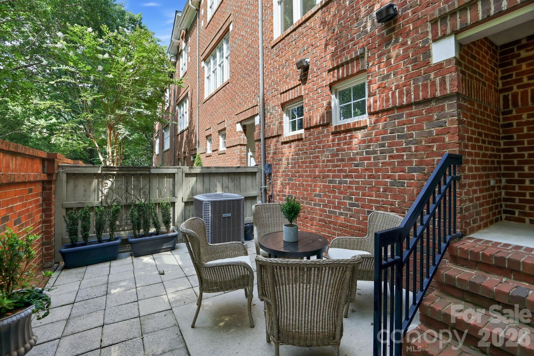 4703 S Hill View Drive — Charlotte