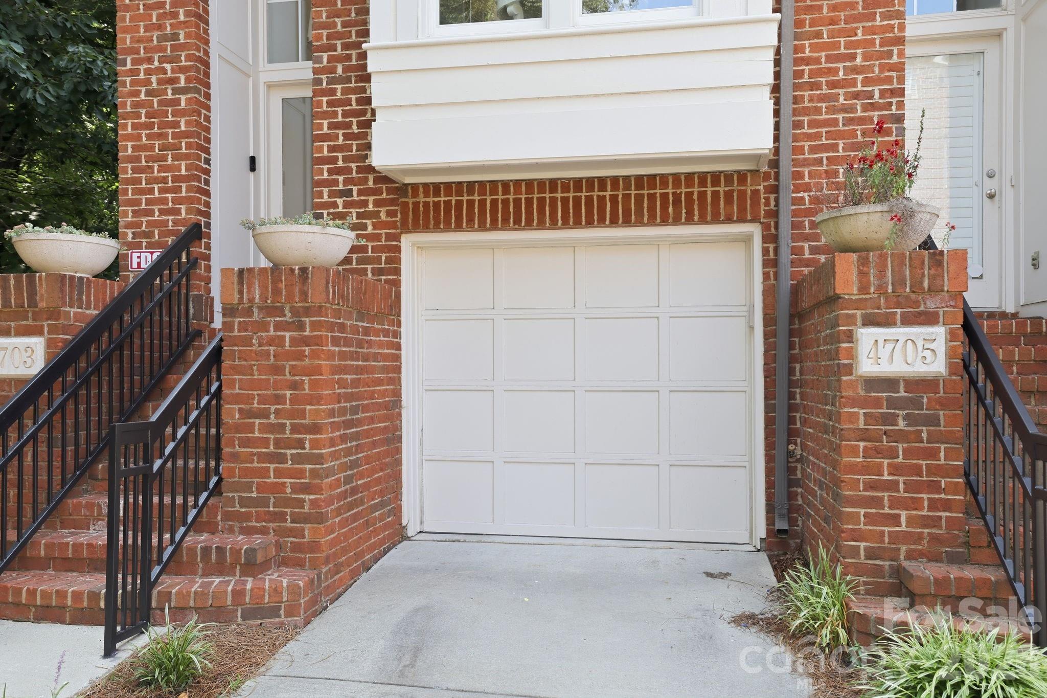 4703 S Hill View Drive — Charlotte