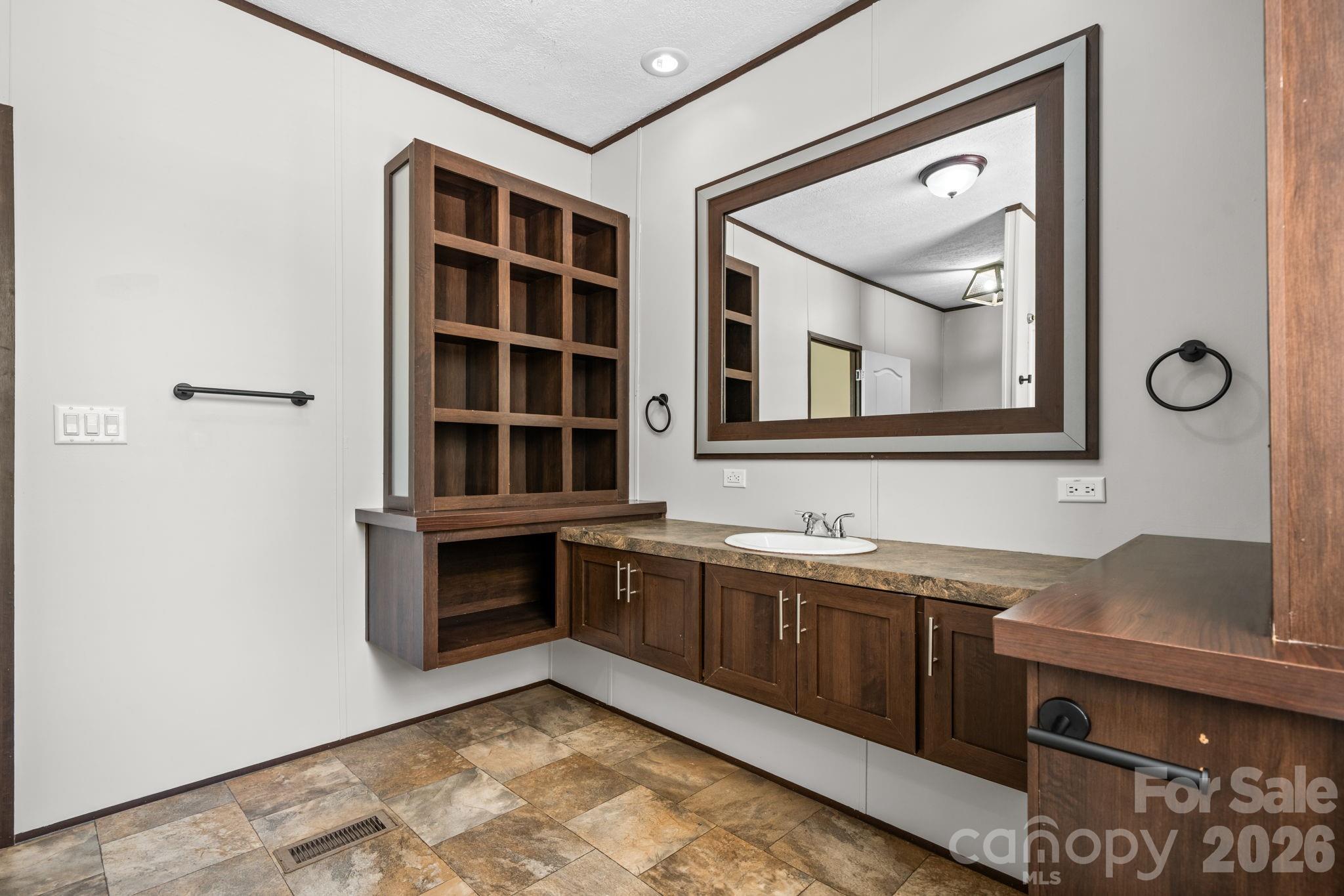 2876 Burma Road E — Nebo