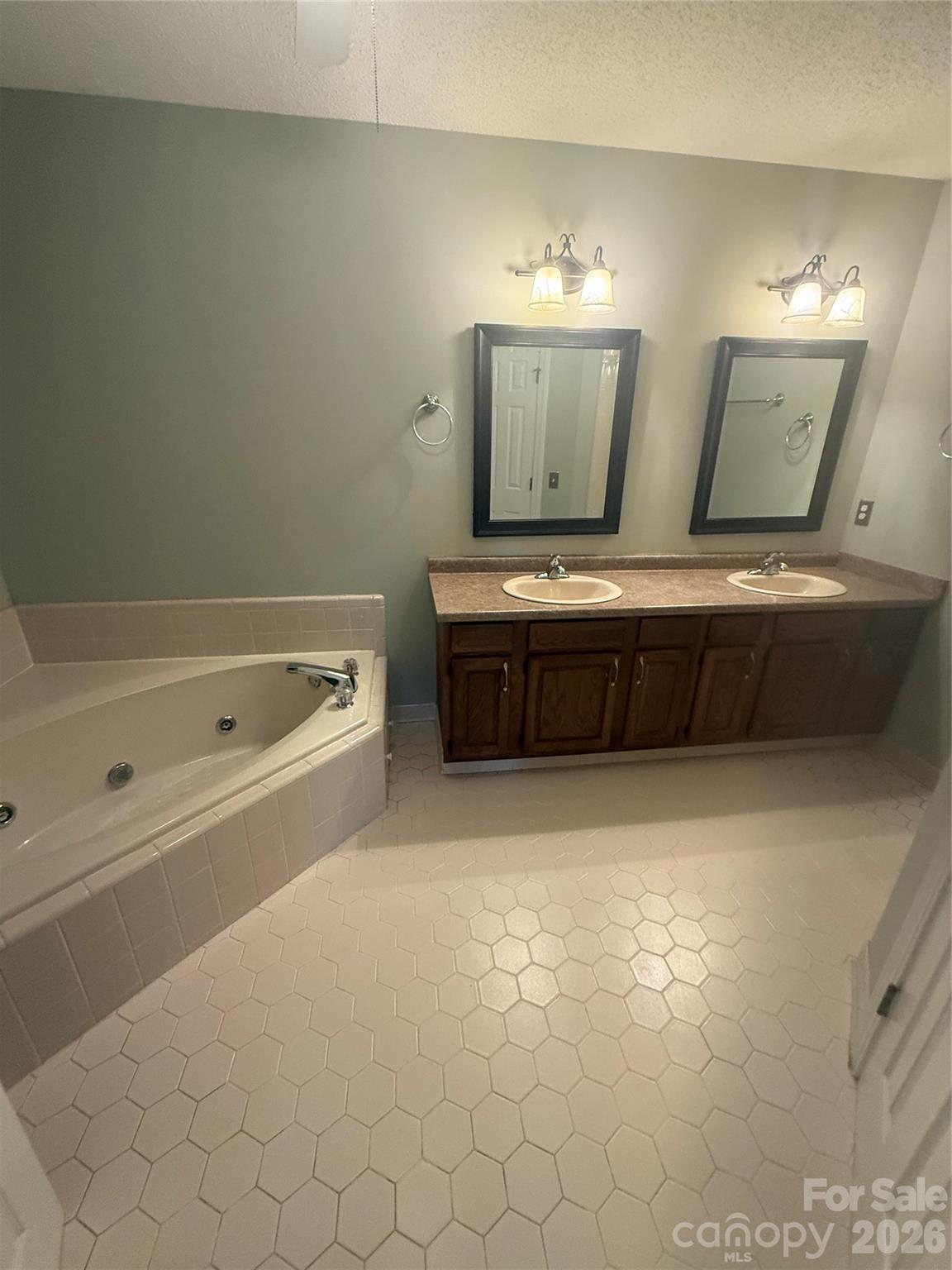 125 Bishop Drive — Winterville