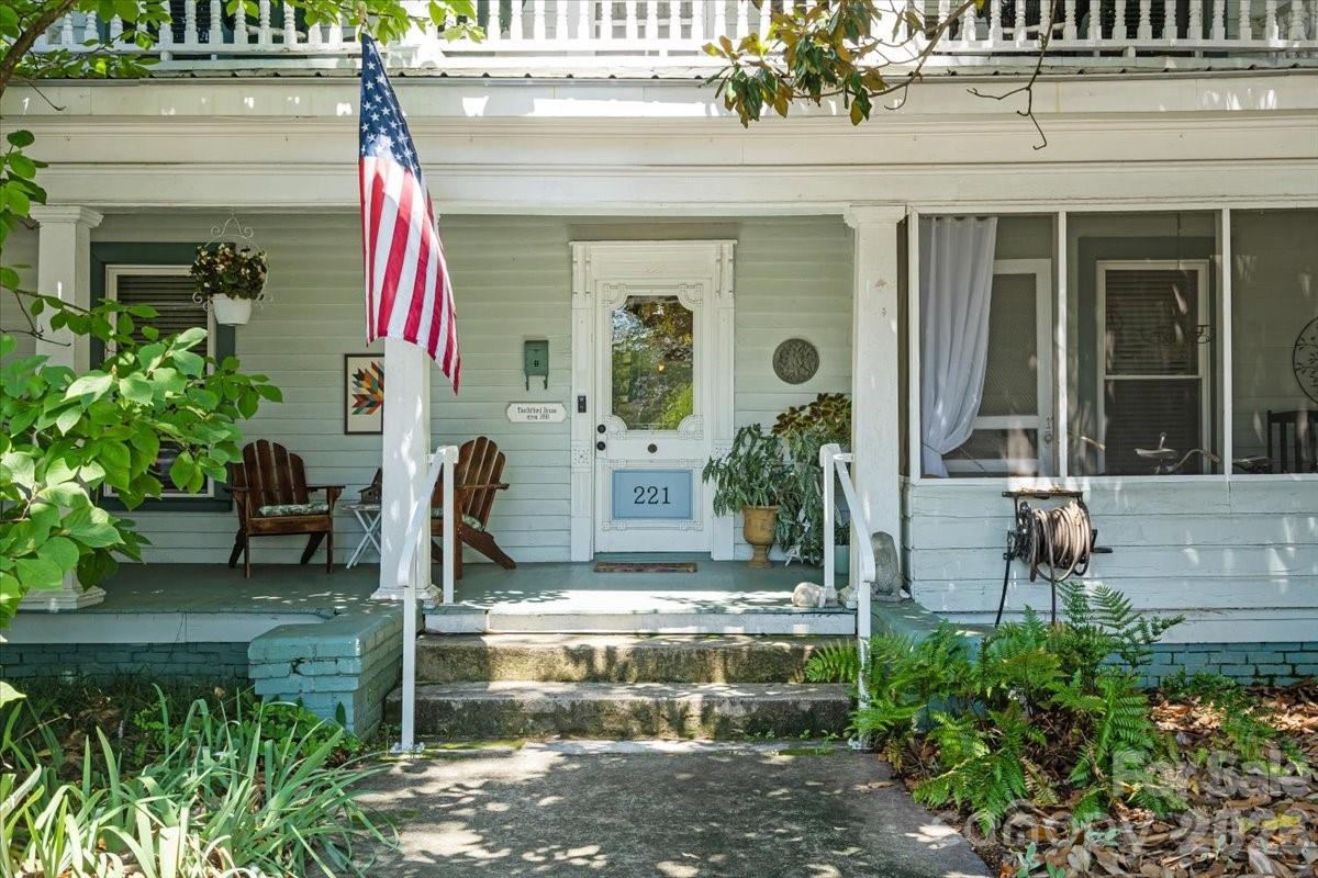 221 N Main Street — Clover