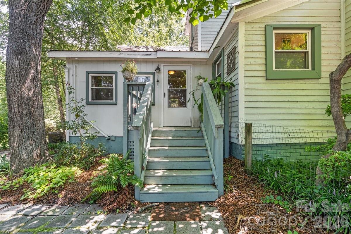 221 N Main Street — Clover