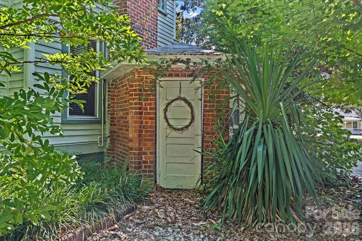 221 N Main Street — Clover