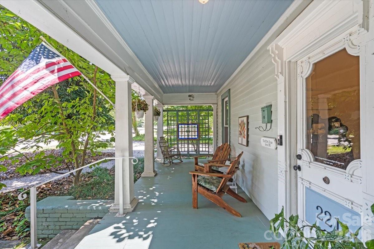 221 N Main Street — Clover