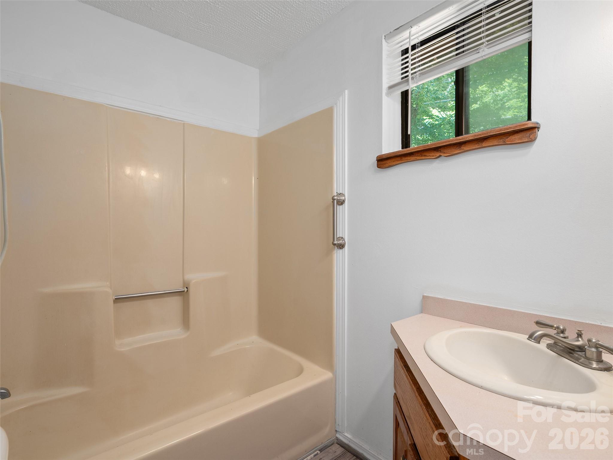 25 Little Creek Lane — Maggie Valley